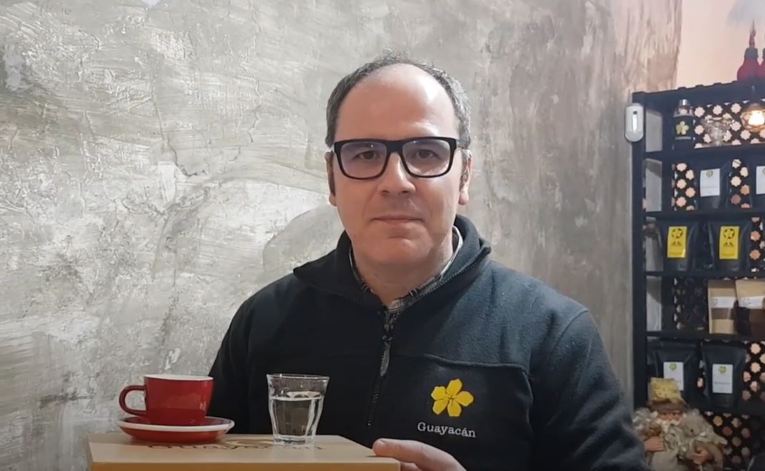 ¿Por qué un vaso de agua junto con el café?